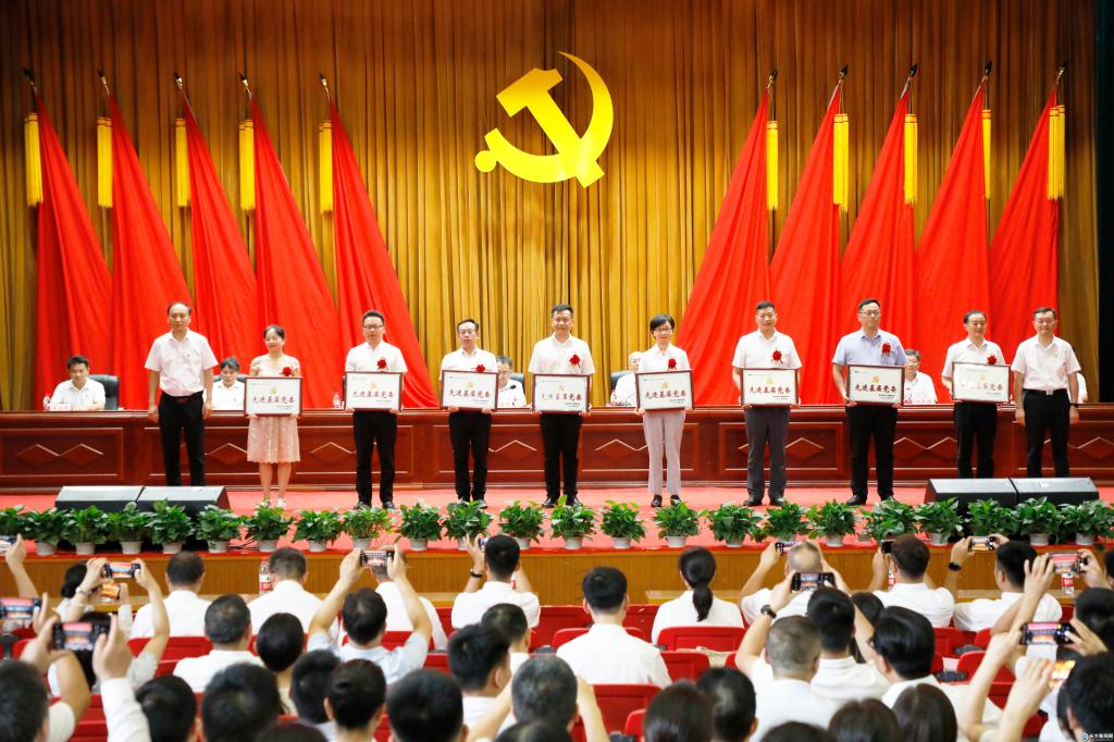 说明: //news.crysnovel.net/__local/4/9D/E7/00EA820CABEB7E953FF562D3225_34F62317_202C3.jpg